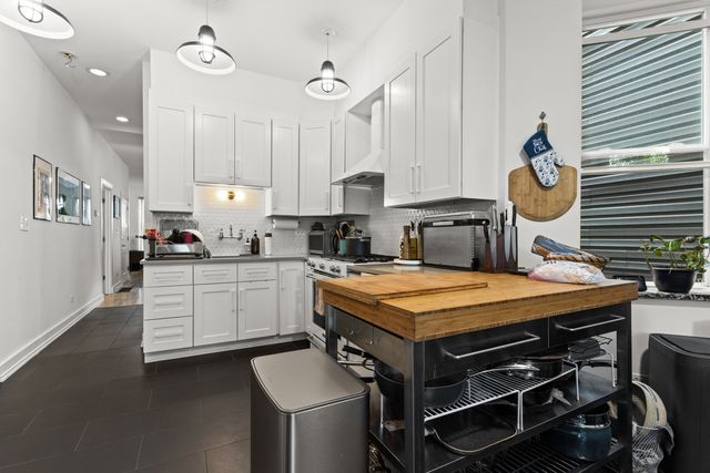 3329 W Pierce Avenue, Chicago, IL 60651