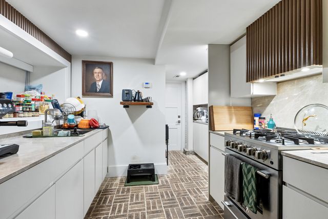 3329 W Pierce Avenue, Chicago, IL 60651