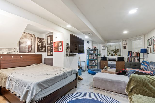 3329 W Pierce Avenue, Chicago, IL 60651