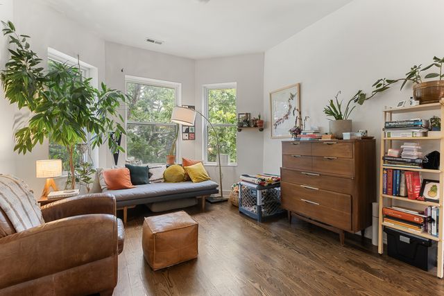 3329 W Pierce Avenue, Chicago, IL 60651