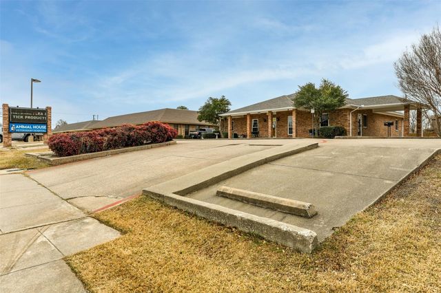 2500 Harwood Road, Bedford, TX 76021