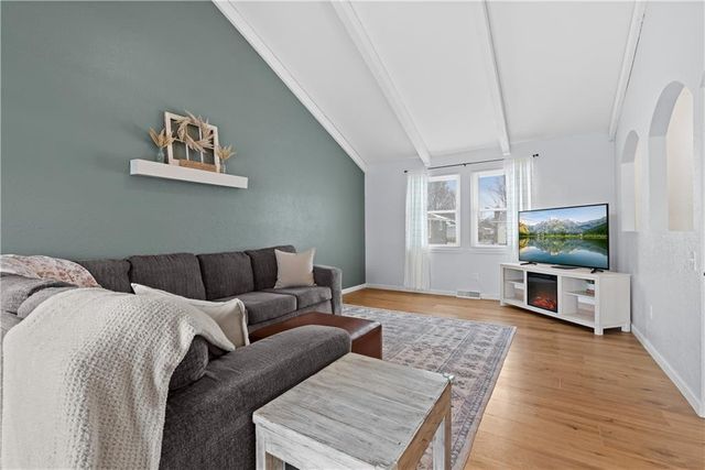 400 SW Killarney Lane, Blue Springs, MO 64014