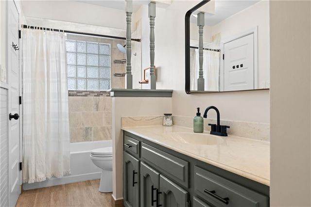 400 SW Killarney Lane, Blue Springs, MO 64014