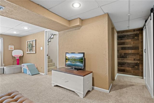 400 SW Killarney Lane, Blue Springs, MO 64014