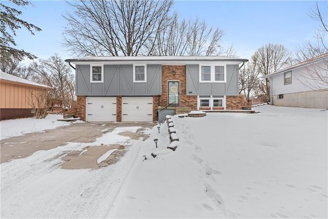 400 SW Killarney Lane, Blue Springs, MO 64014