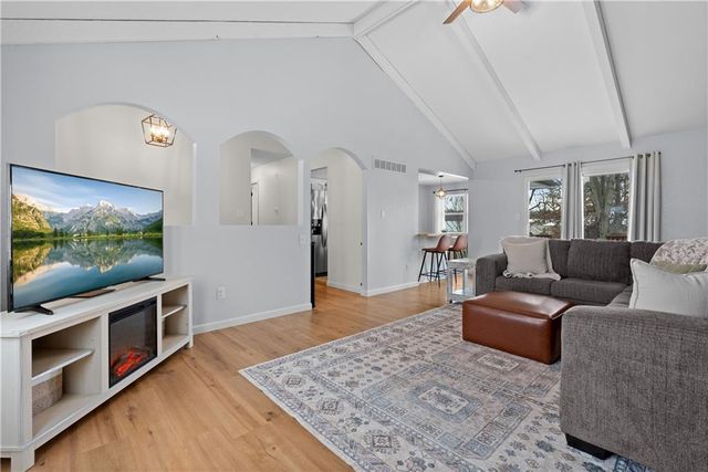 400 SW Killarney Lane, Blue Springs, MO 64014