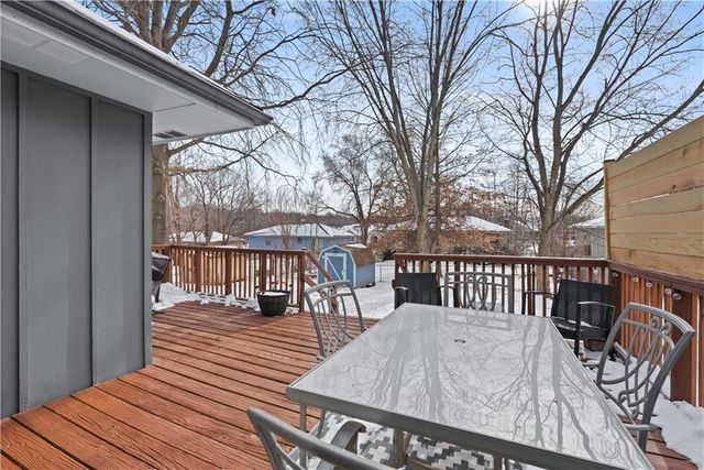 400 SW Killarney Lane, Blue Springs, MO 64014