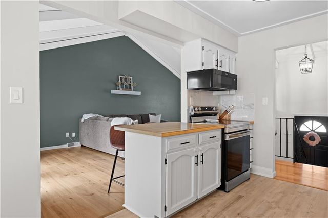 400 SW Killarney Lane, Blue Springs, MO 64014