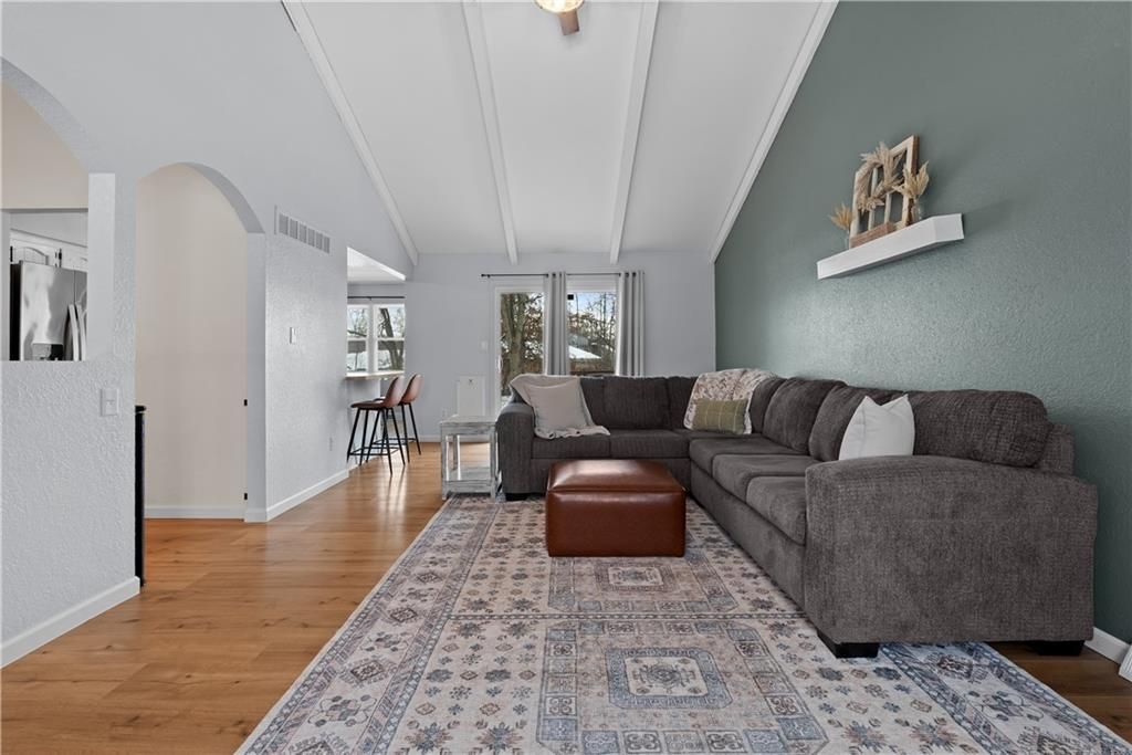 400 SW Killarney Lane, Blue Springs, MO 64014