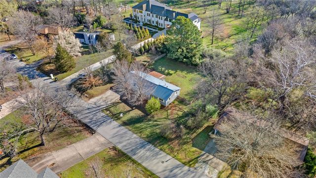 1952 N Juneway Terrace, Fayetteville, AR 72703