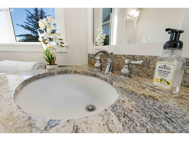 90955 SOUTHVIEW Ln, Florence, OR 97439