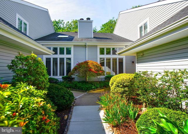 103 SUNSHINE LAKES DR
