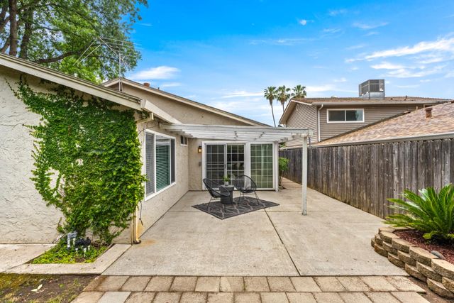 7144 Woodmore Oaks Dr, Citrus Heights, CA 95610