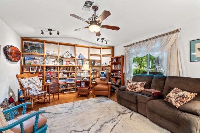 6671 Creekside Street, Redding, CA 96001