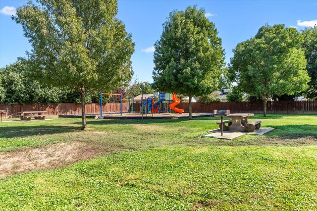 6671 Creekside Street, Redding, CA 96001