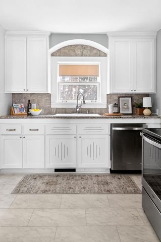 1589 Hillcrest Avenue, Saint Paul, MN 55116