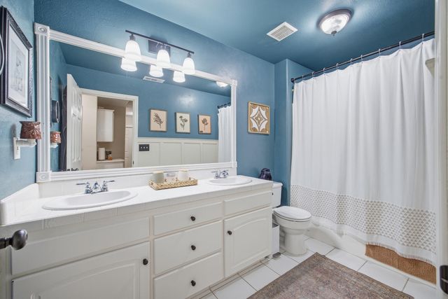 525 W Kimball Avenue, Visalia, CA 93277