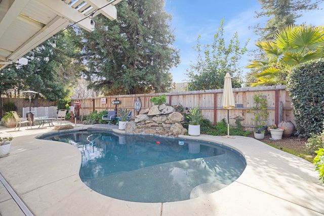 525 W Kimball Avenue, Visalia, CA 93277