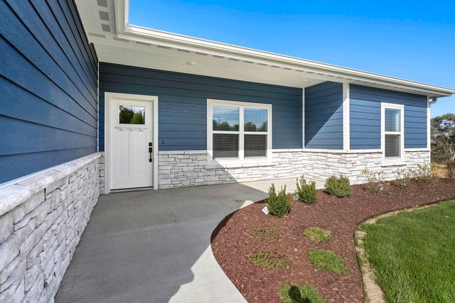 809 Battle Creek Ln, Minneapolis, KS 67467