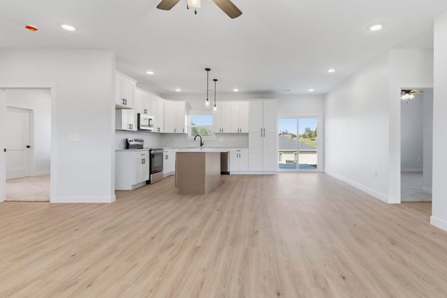 809 Battle Creek Ln, Minneapolis, KS 67467