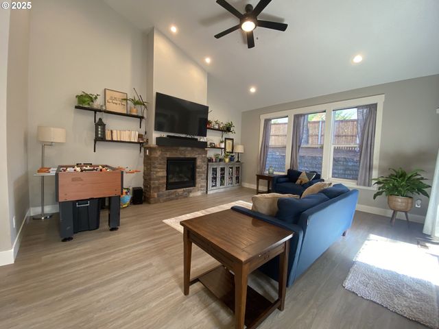 1624 YORK BUTTE Ave, Salem, OR 97306