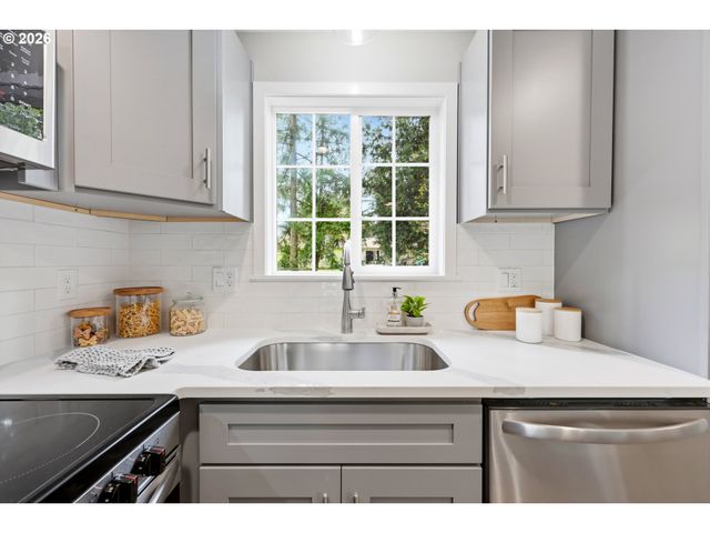 1740 Se RIVER FOREST Rd, Milwaukie, OR 97267