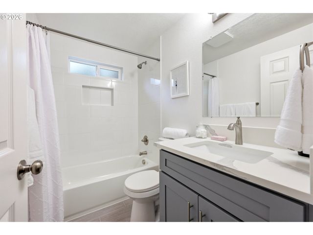 1740 Se RIVER FOREST Rd, Milwaukie, OR 97267