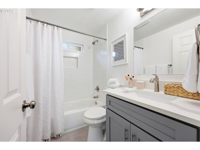 1740 Se RIVER FOREST Rd, Milwaukie, OR 97267