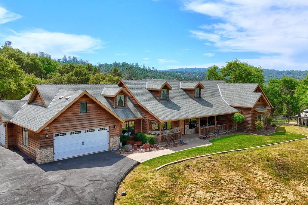 Image 1 of property listing at 32028 Cattle Way, Coarsegold, CA 93614