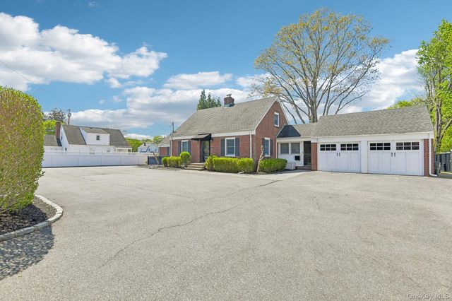 1 Huntington Bay Road, Huntington, NY 11743