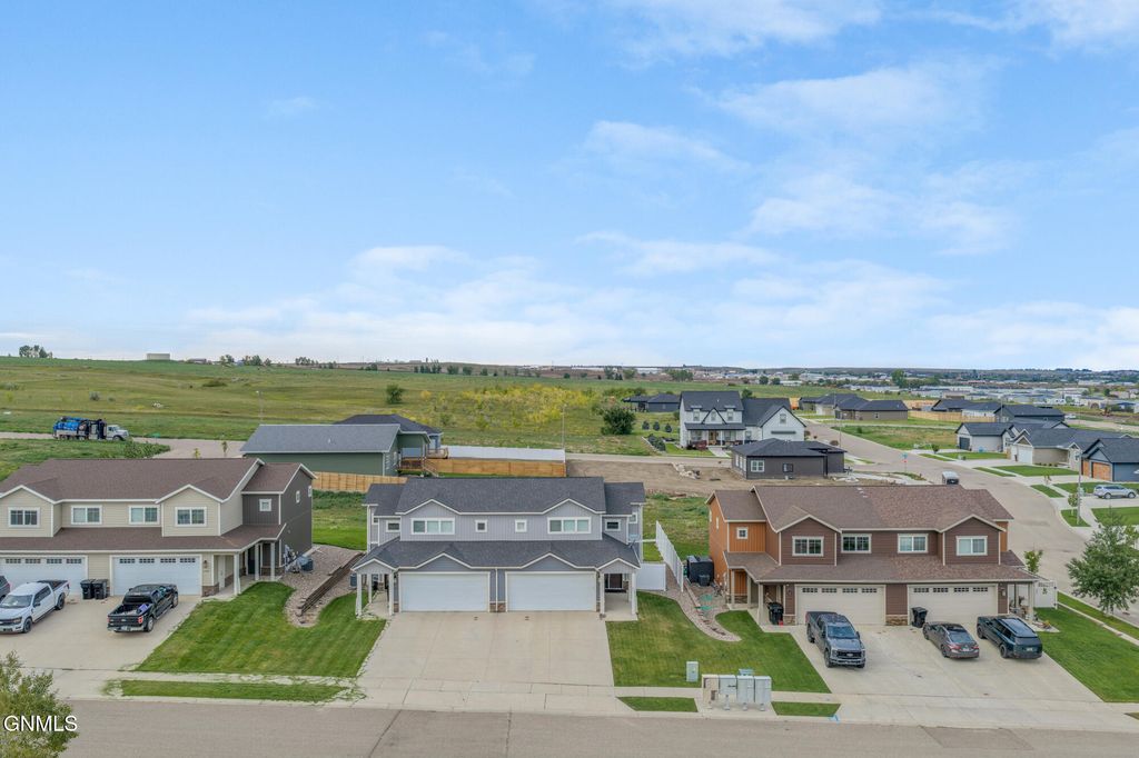 2722 30th Street W, Williston, ND 58801 photo 3
