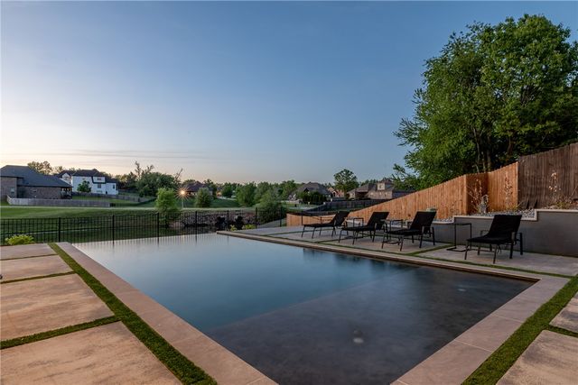 203 Cascade Circle, Cave Springs, AR 72718