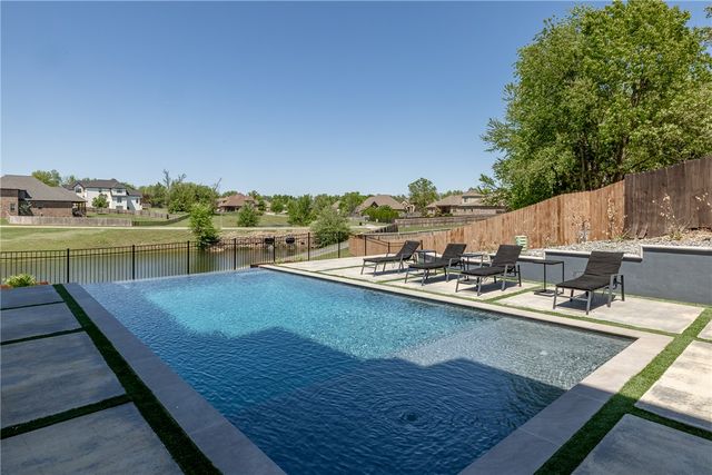 203 Cascade Circle, Cave Springs, AR 72718