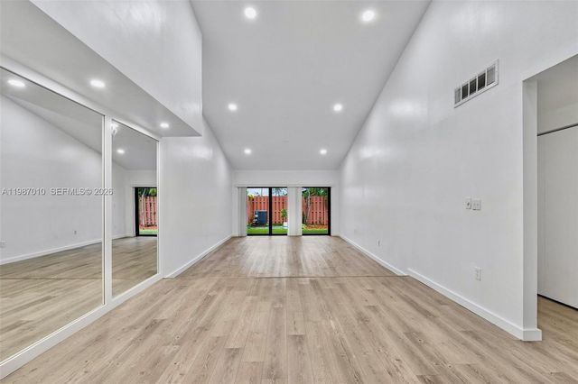 518 NE 199th Ln 3R, Miami, FL 33179