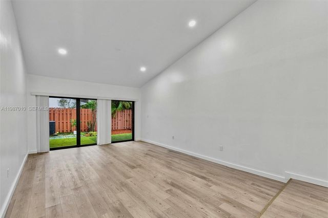 518 NE 199th Ln 3R, Miami, FL 33179