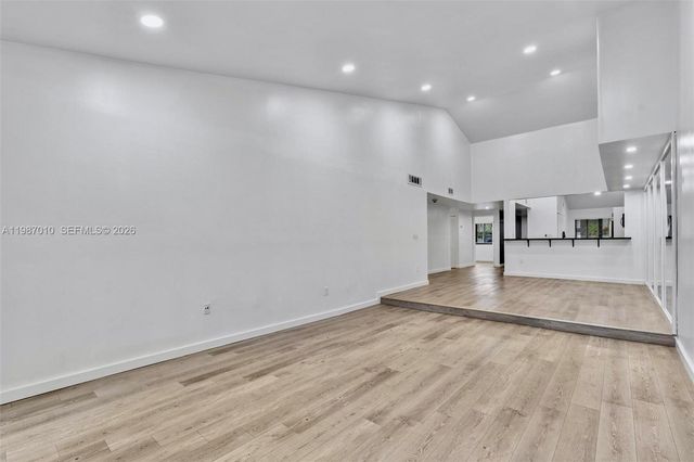 518 NE 199th Ln 3R, Miami, FL 33179