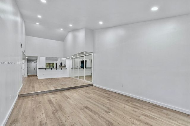 518 NE 199th Ln 3R, Miami, FL 33179