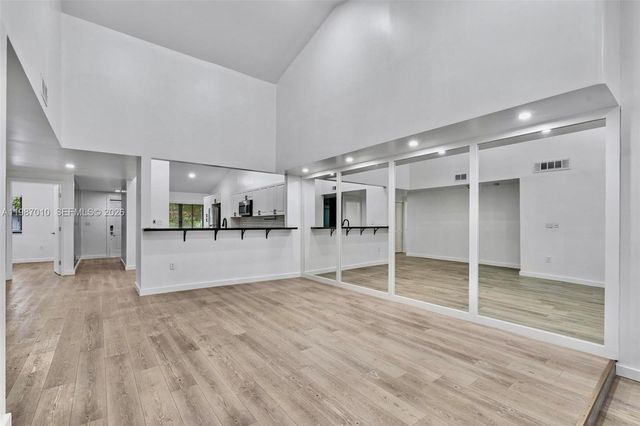 518 NE 199th Ln 3R, Miami, FL 33179