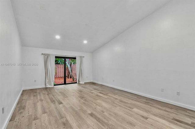 518 NE 199th Ln 3R, Miami, FL 33179