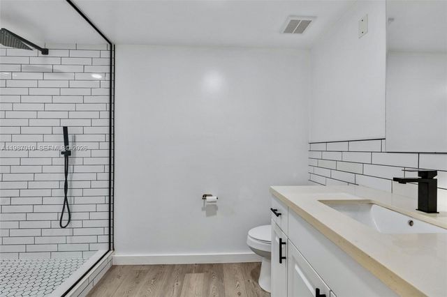 518 NE 199th Ln 3R, Miami, FL 33179