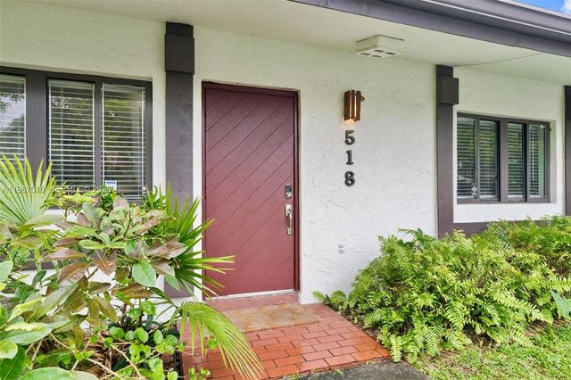 518 NE 199th Ln 3R, Miami, FL 33179