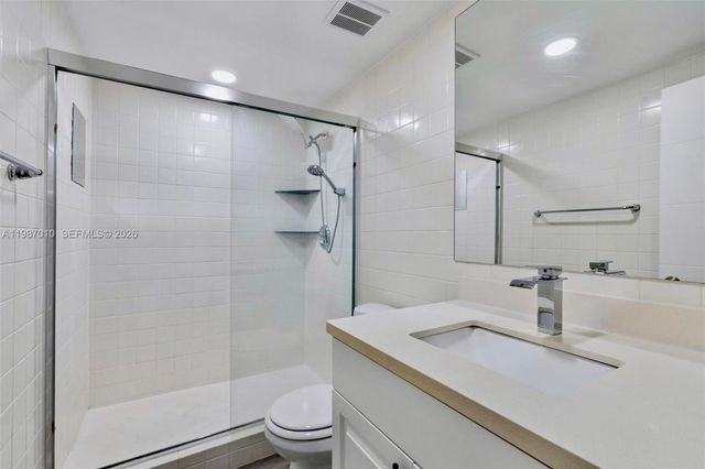 518 NE 199th Ln 3R, Miami, FL 33179