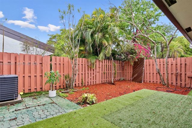 518 NE 199th Ln 3R, Miami, FL 33179