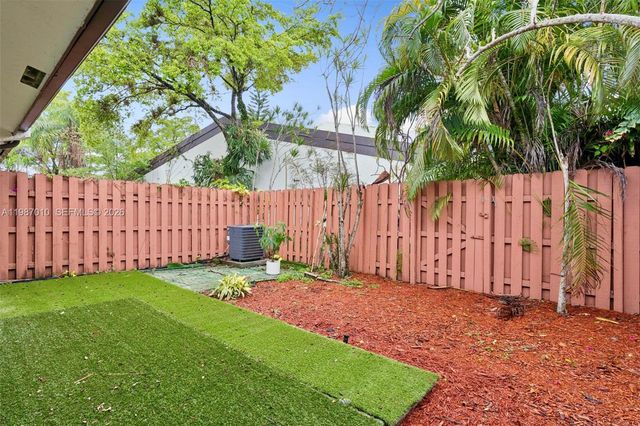 518 NE 199th Ln 3R, Miami, FL 33179