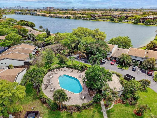 518 NE 199th Ln 3R, Miami, FL 33179