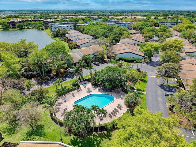 518 NE 199th Ln 3R, Miami, FL 33179