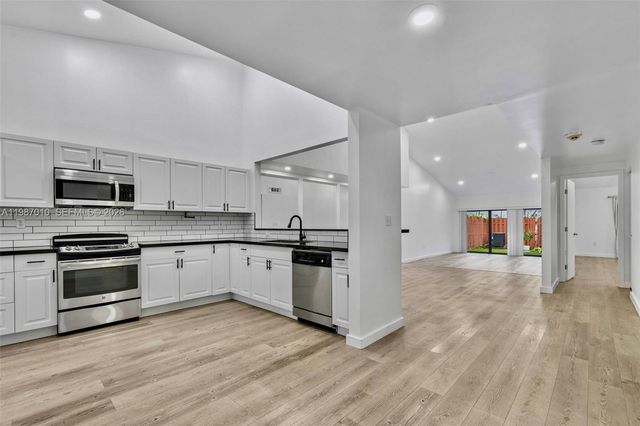 518 NE 199th Ln 3R, Miami, FL 33179