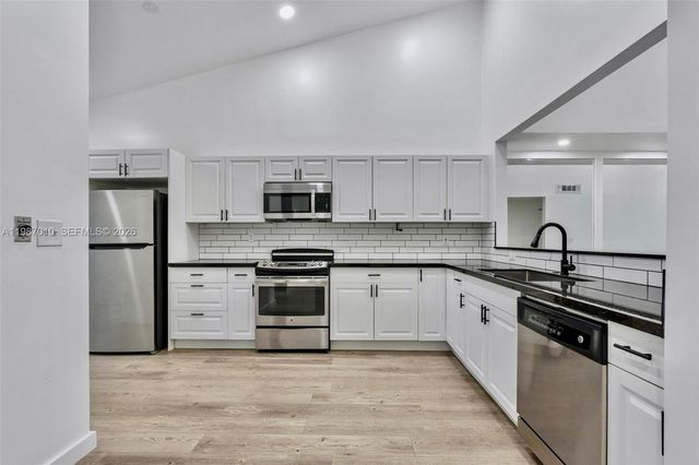 518 NE 199th Ln 3R, Miami, FL 33179