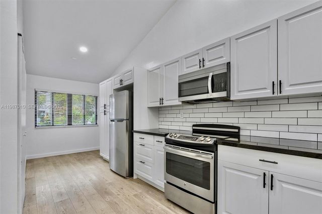 518 NE 199th Ln 3R, Miami, FL 33179