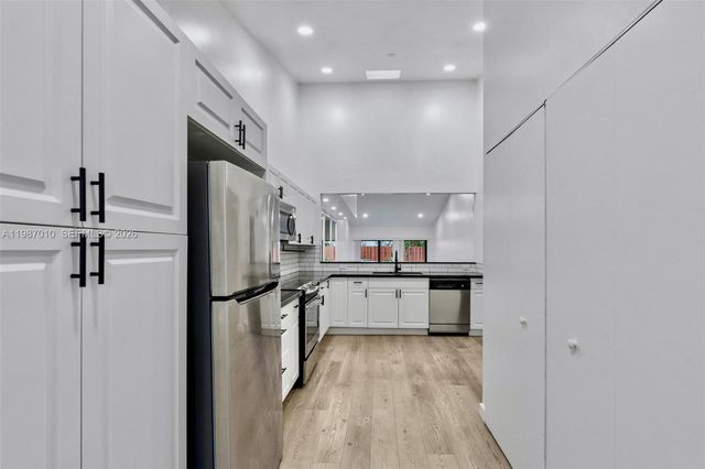 518 NE 199th Ln 3R, Miami, FL 33179